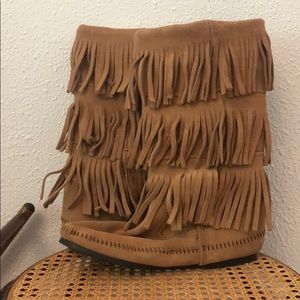 NWT Minnetonka fringe boots